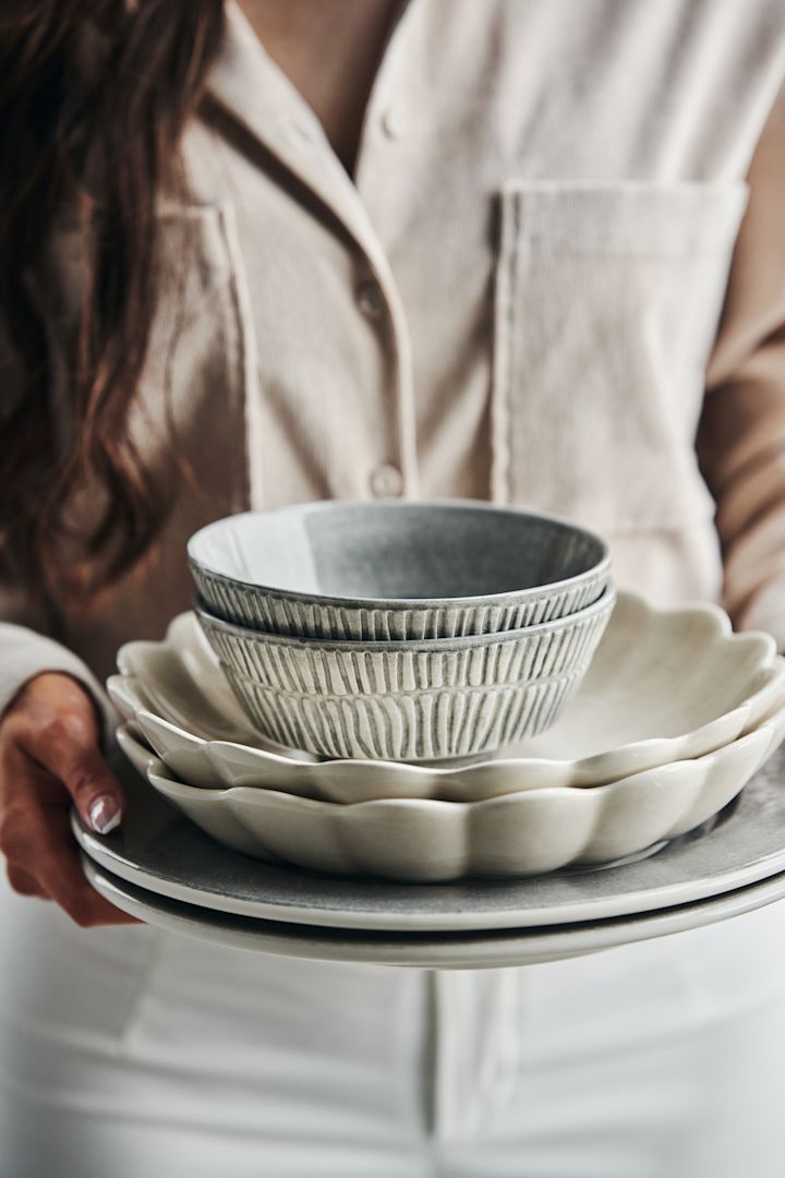 Skapa en Mateus dukning med grå Stripes skålar, beigea Oyster ostronskålar i färgen Sand tillsammans med grå Basic tallrikar från Mateus.
