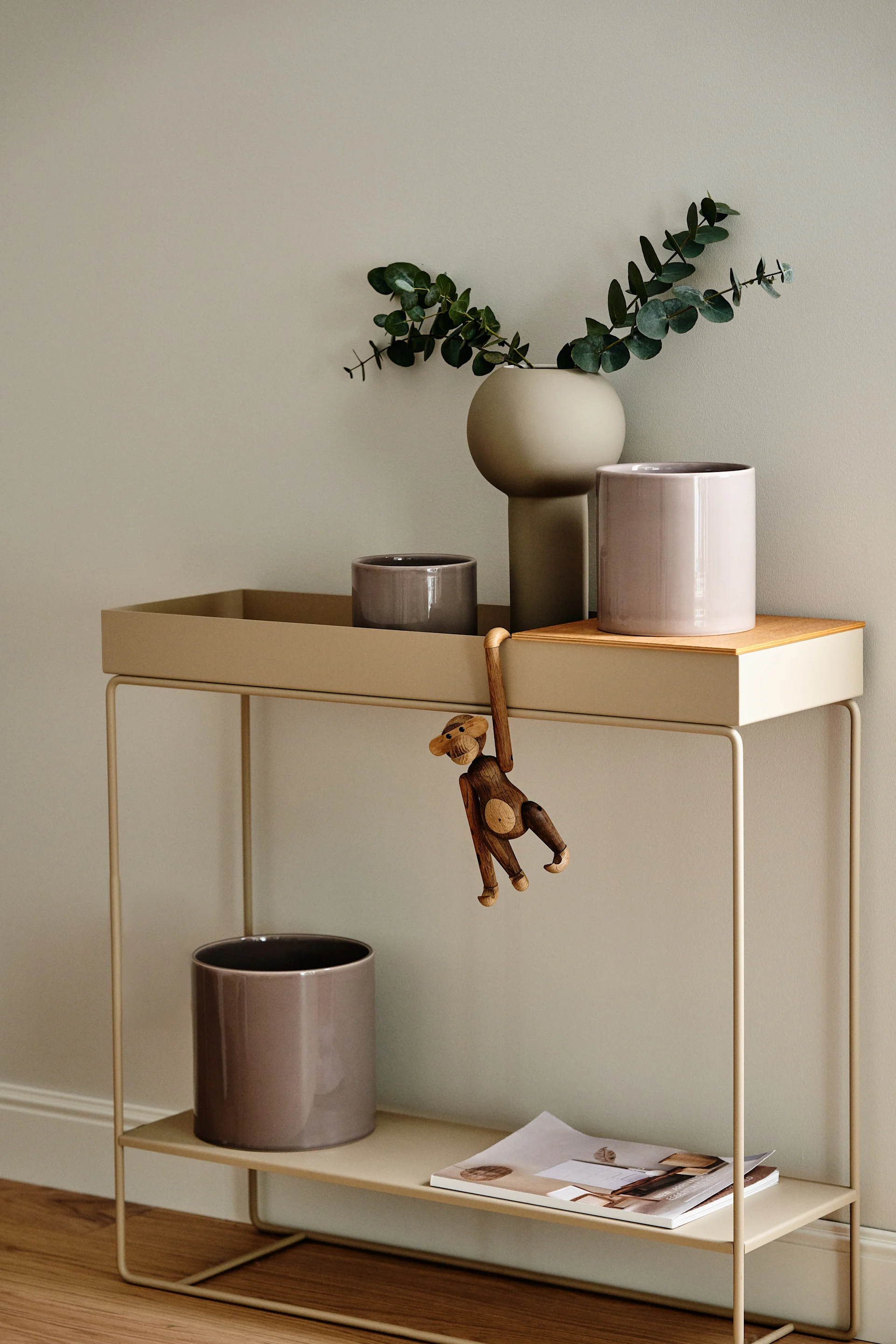 Skapa ett feng shui-vardagsrum genom att hålla ordning och reda med ferm LIVINGs Plant Box i beige. Den är både praktisk och snygg.