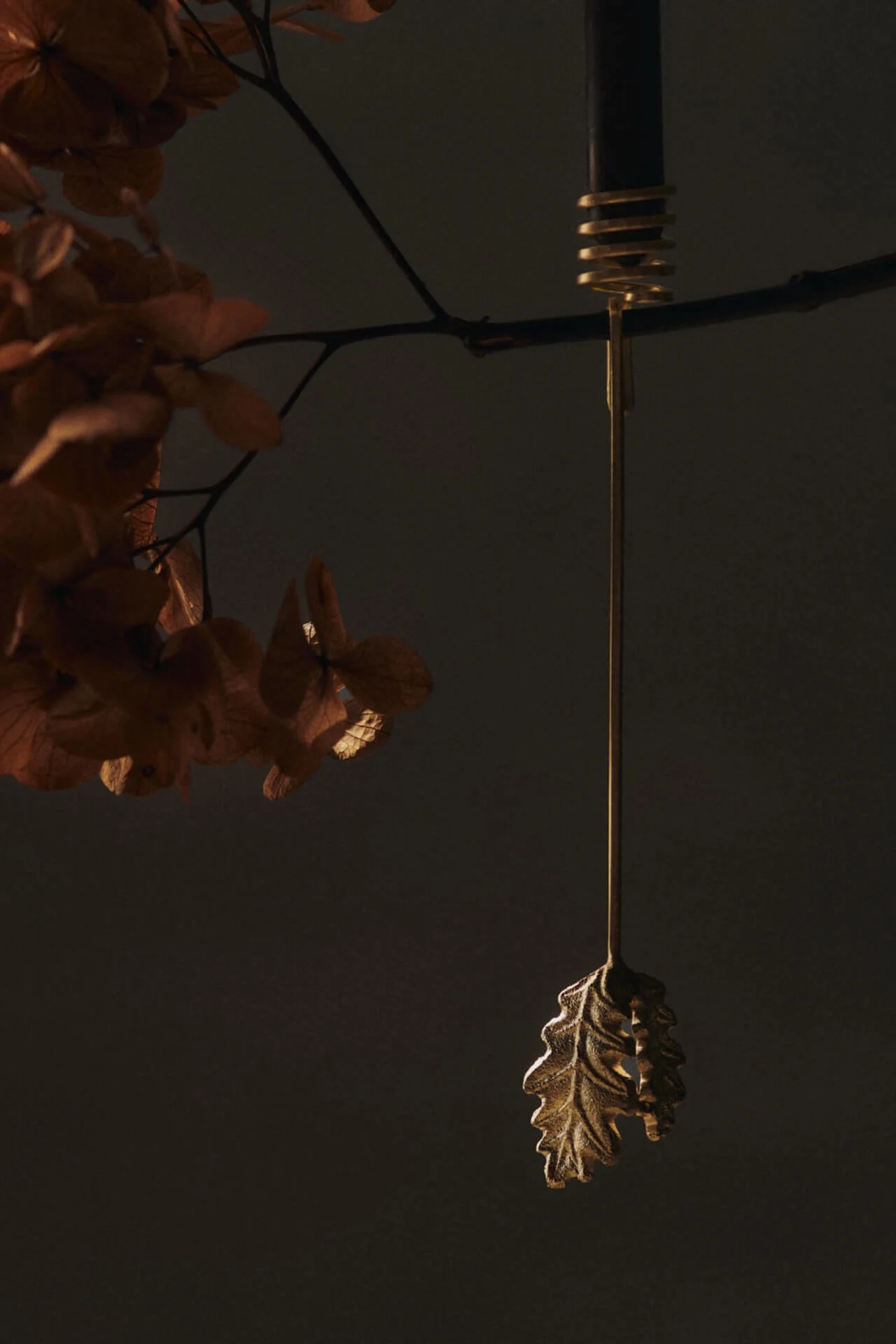 Oak Leaf-ljusstakarna från Ferm Living kan hängas i julgranen, vilket gör dem till den perfekta juldekorationen 2025.