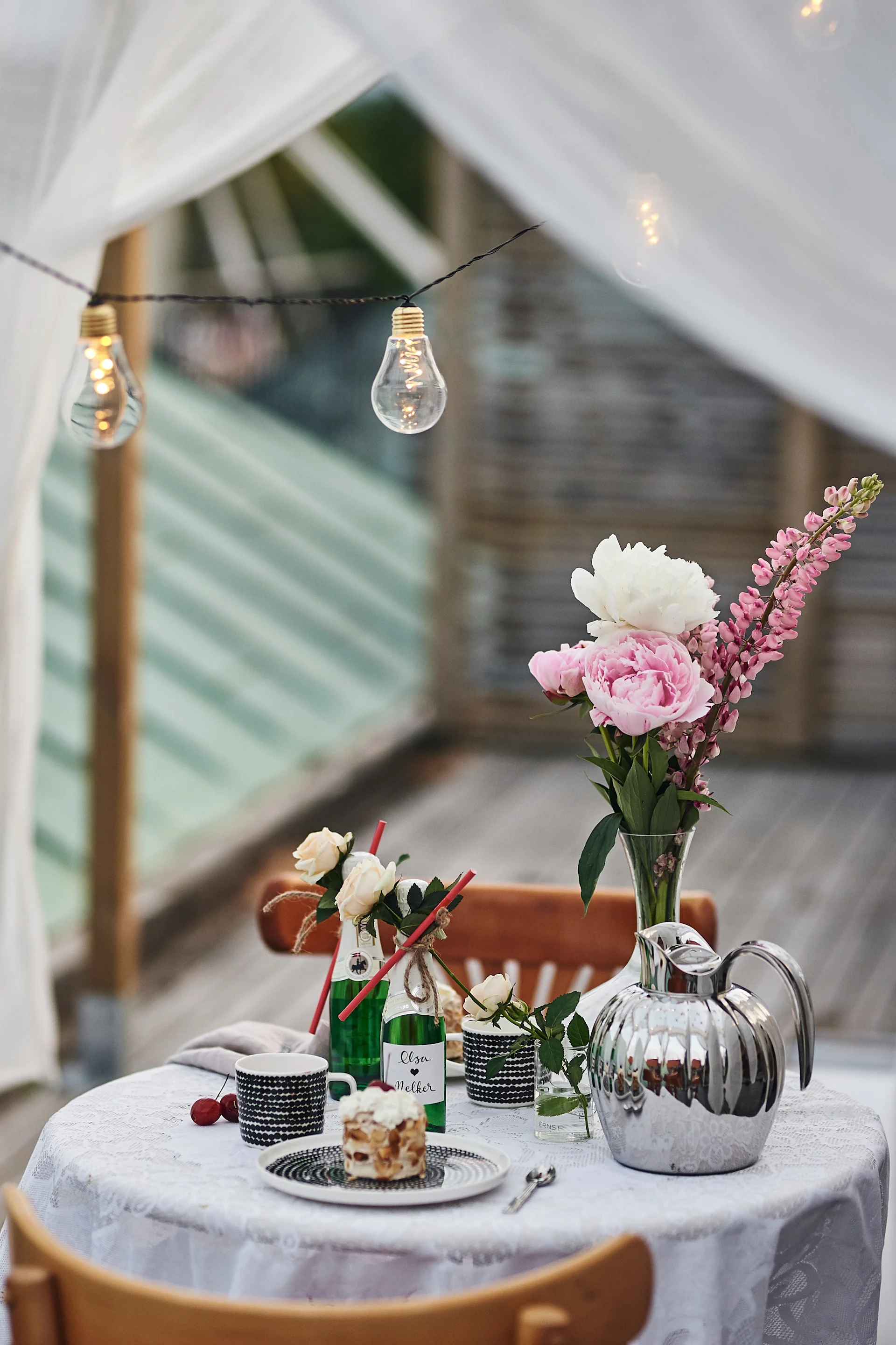 Det serveras med svart-vitt porslin från Marimekko till desserten och kaffet. Termoskanna i silver skänker dukningen elegans.