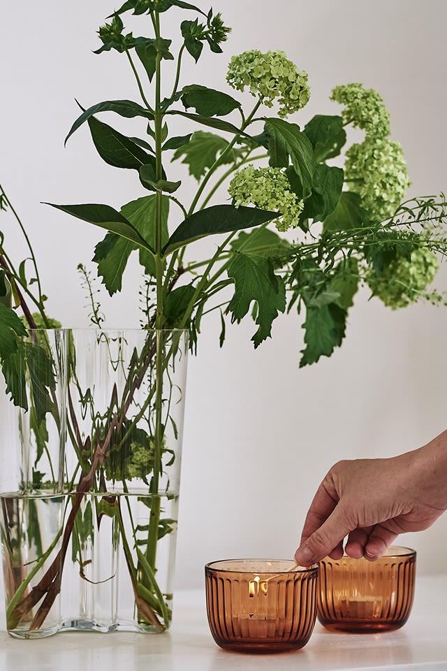 Raami ljuslykta från Iittala står bredvid Alvar Aalto vas och skapar stämning i det skandinaviska hemmet. 