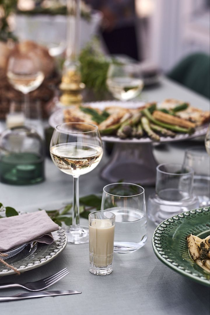 Skira glas från Rosendahl Copenhagen och Iittala skapar kontrast på denna gröna trädgårdsfest mot porslinet i lergods. 