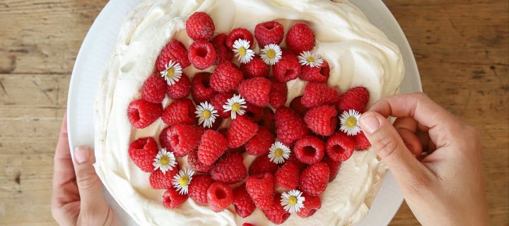 Frida Skattberg "Baka med Frida" bakar enkla tårtor till midsommar såsom denna krispiga och goda marängtårta med grädde och hallon med vacker blomster som garnityr.