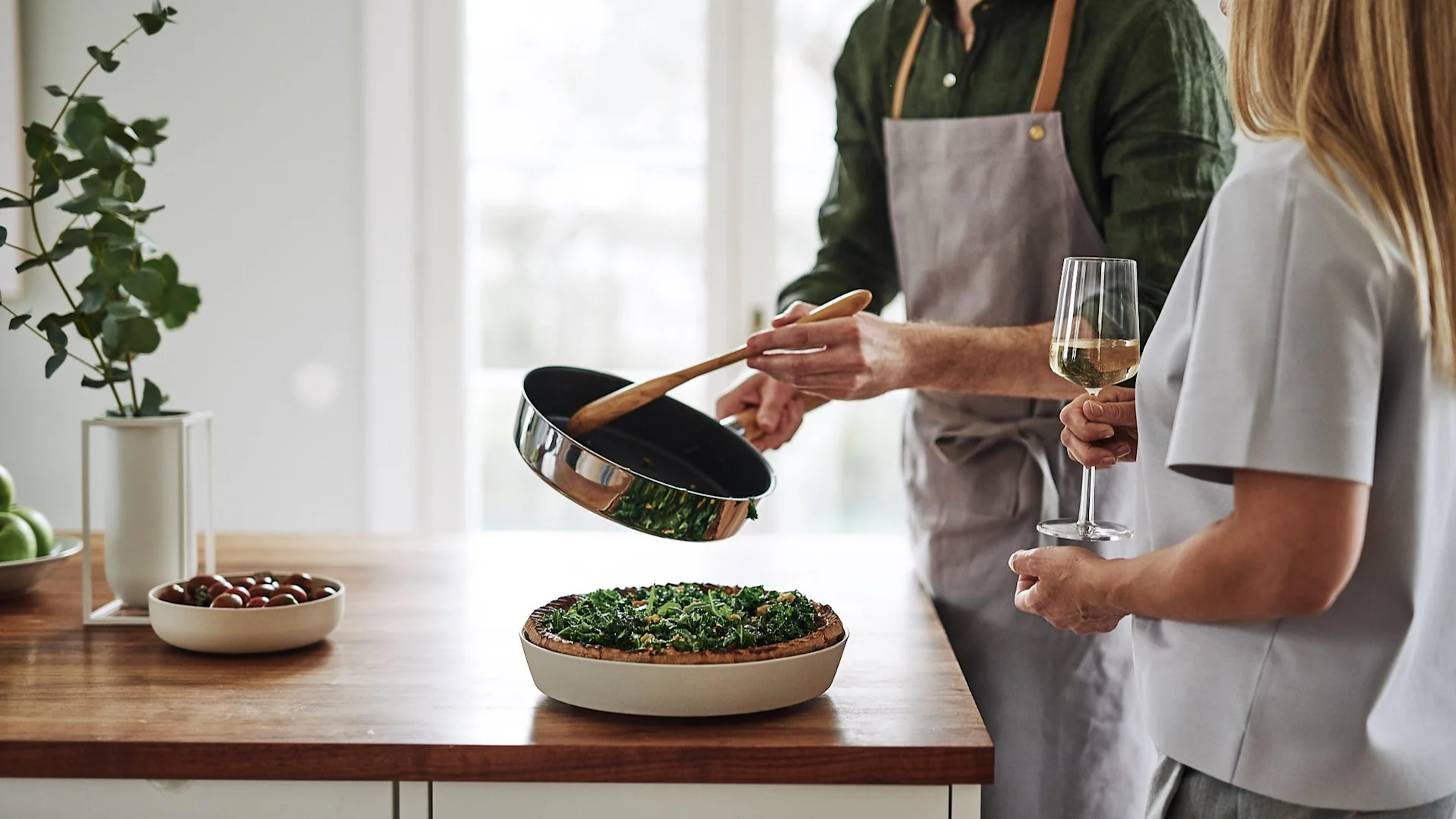 Fiskars stekpanna och Ernst pajform är två fina exempel på vad man kan ge i julklapp till den matintresserade.