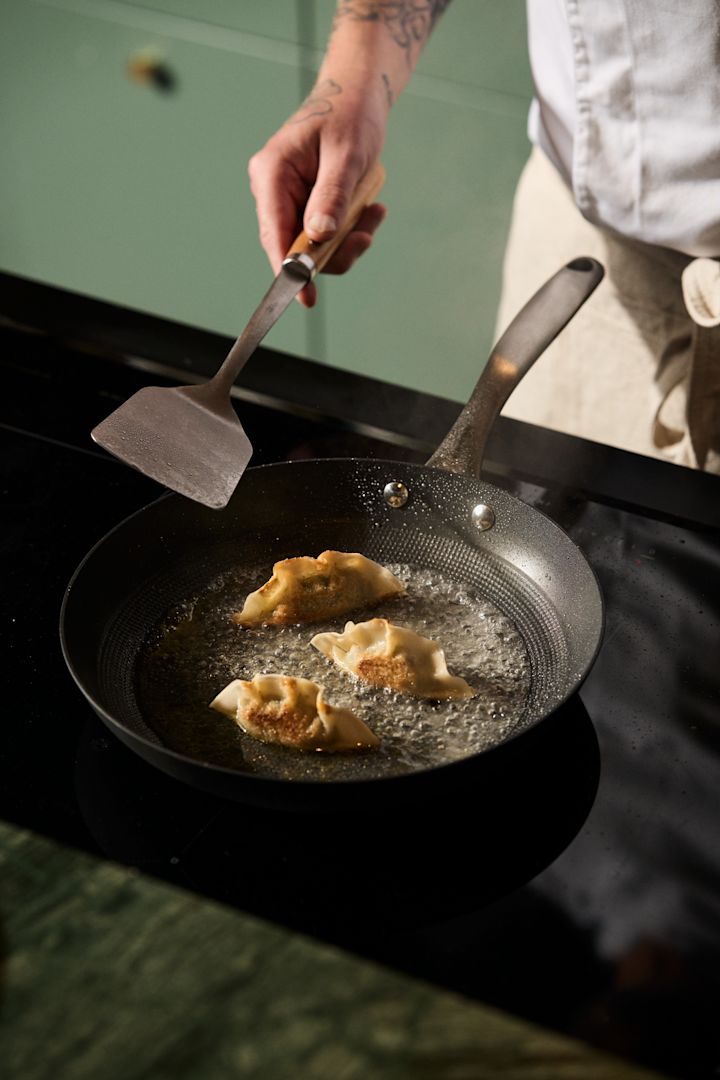 Tips på julklappar - en bra stekpanna till hemmakocken! Här Satake non-stick stekpanna i lättviktsgjutjärn. 