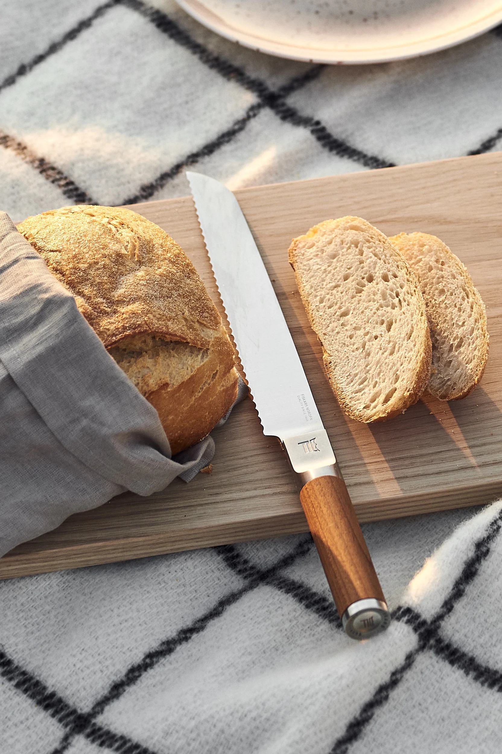 Norden brödkniv med trähandtag från Fiskars.