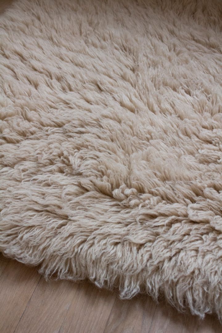 Välj rätt matta genom vår mattguide. Här ser du Shaggy matta från Layered ger ditt hem en ombonad känsla.