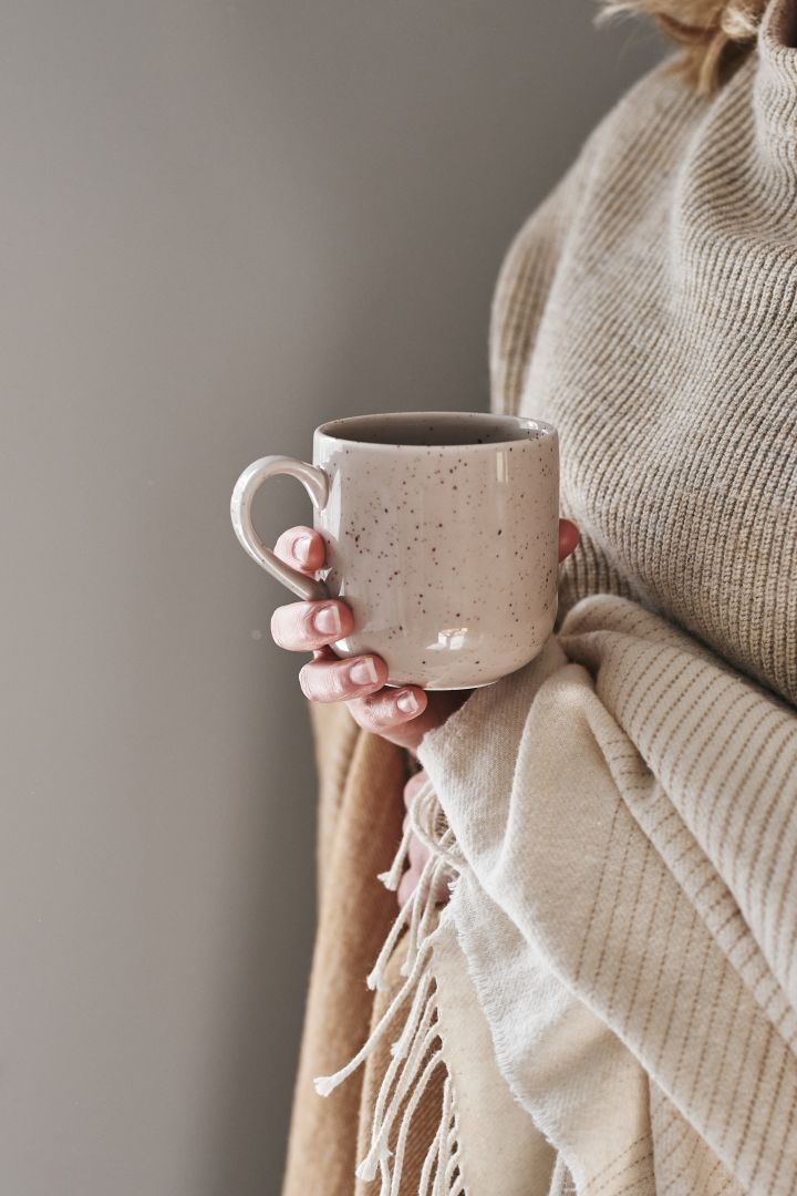 Stilrena och söta beigea kaffekoppen i Freckle-serien från Scandi Living är ultimata julklappstipset för den nyinflyttade.