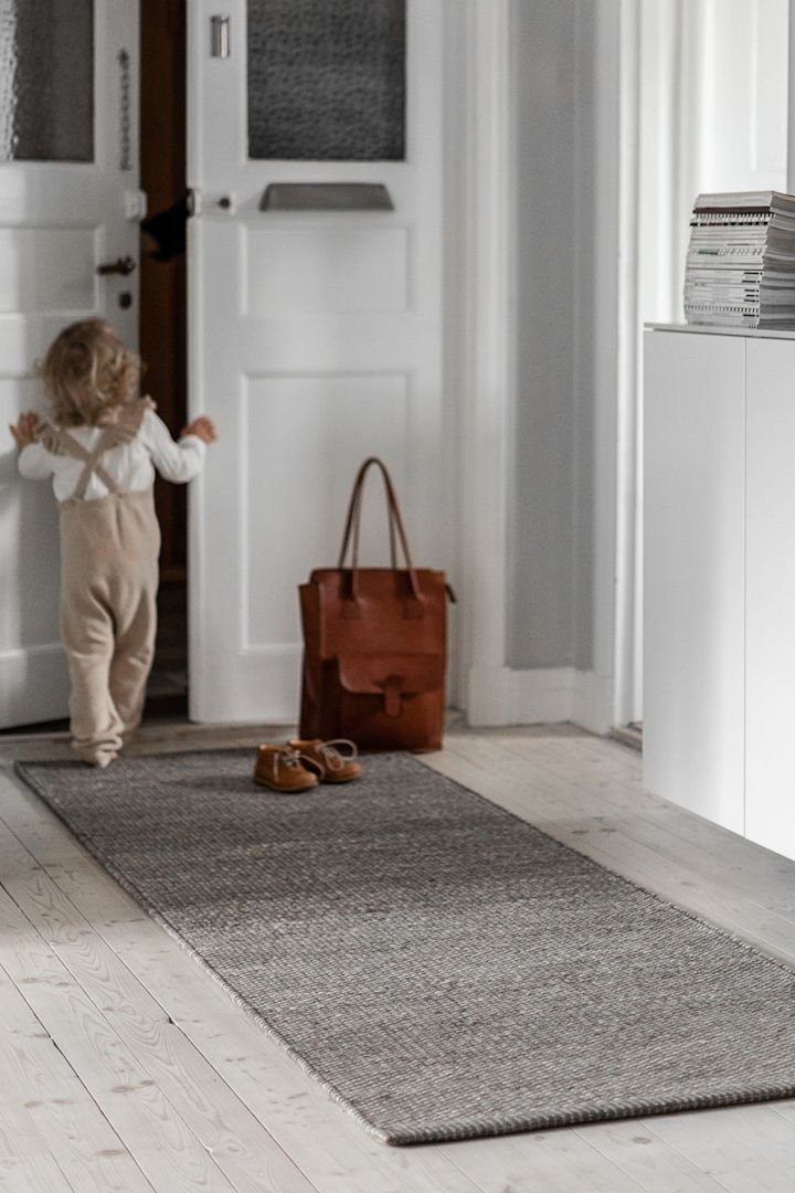 Inreda liten hall - inspiration på en långsmal mysig matta från Scandi Living som skapar rymd och en ombonad känsla.