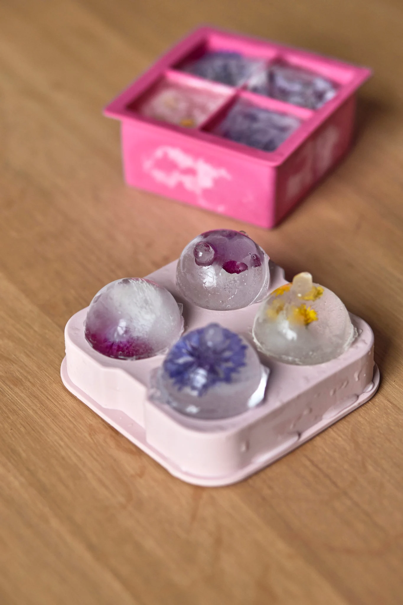 Frys in blommor eller frukt i iskubsformar och använd dem för att dekorera din mocktail.