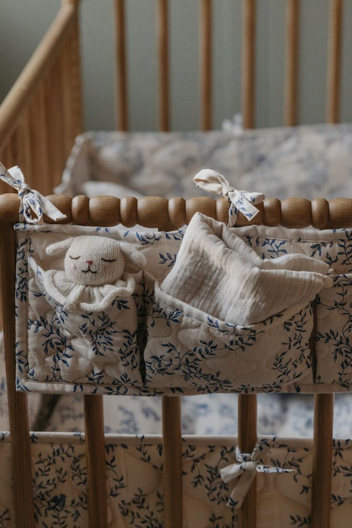 Sängfickan Fauna Forest från Garbo&Friends fästs på spjälsängen och förvarar på ett elegant sätt allt som föräldrar behöver inom räckhåll, vilket gör den till en utmärkt present till babyshower.