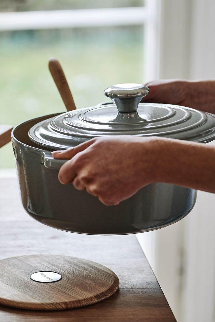 Förnya ditt kök med 11 praktiska & snygga kökstillbehör för enklare matlagning - här ser du Le Creuset runda gryta 5,3 liter i färgen Mist gray.