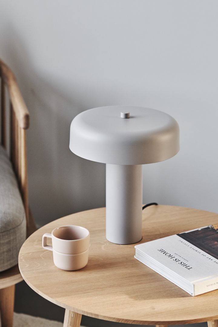 Säsongens trendiga svamplampa är Haze bordslampa från Scandi Living som blir en snygg inredningsdetalj i ditt hem på ditt sidobord eller på fönsterbrädan.