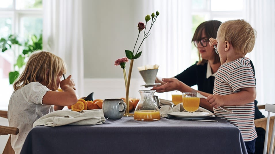 Pressa apelsiner med hjälp av Eva Solo citruspress och brygg en kopp kaffe med Nordic Sand kaffefilter som ett nyttigare dessertalternativ.