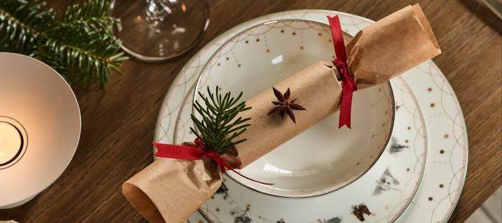 Dekorera julbordet med en egengjord smällkaramell. Här är en steg för steg guide för att göra smällkarameller till julbordet.