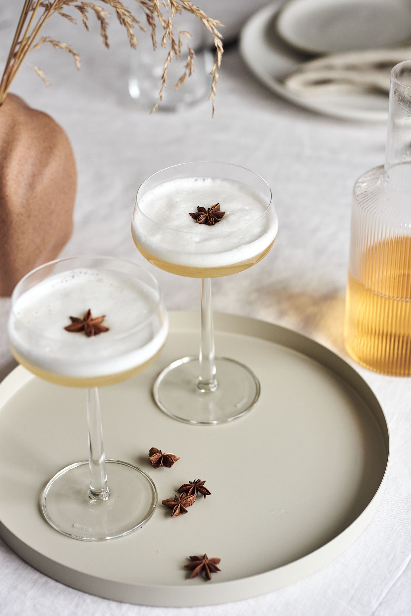 Bricka från Cooee Design till drinkarna blir en festlig dekoration till nyårsfesten.