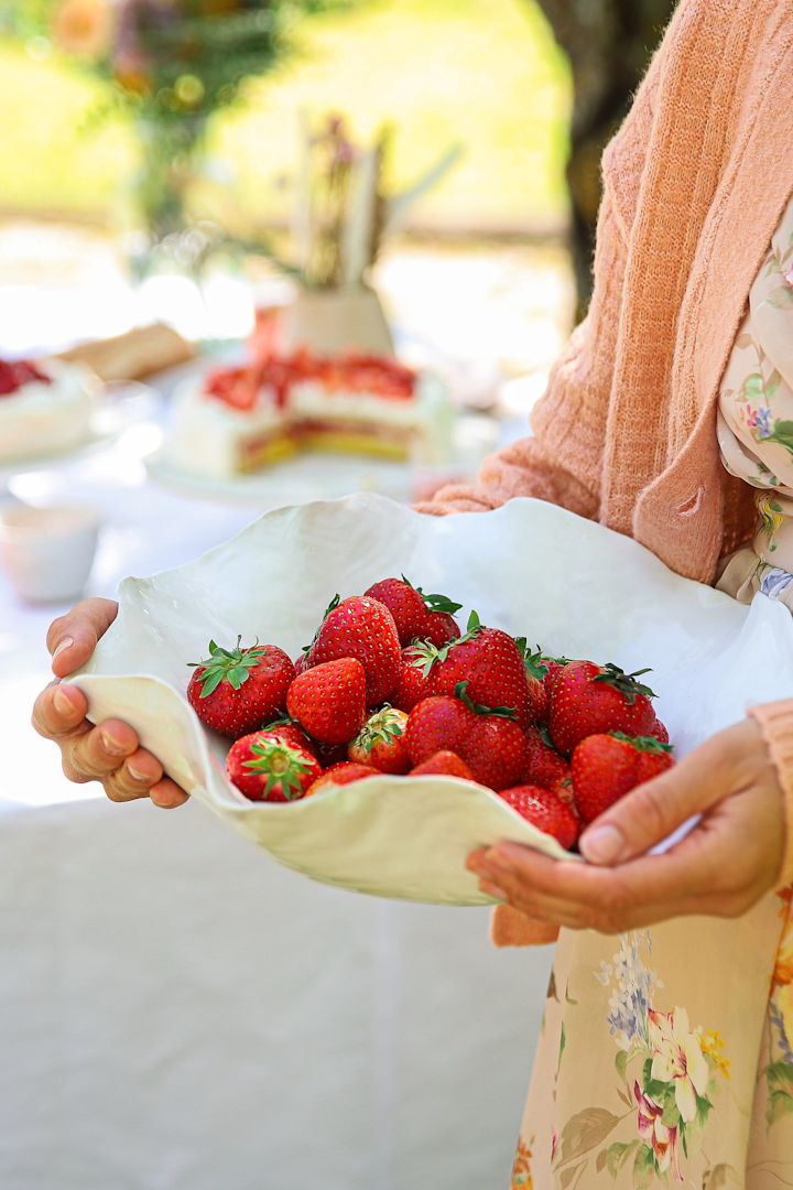 Dekorera en enkelt fin dukning till midsommar med en skål med jordgubbar i från Olsson & Jensen. Foto: Frida Skattberg @bakamedfrida