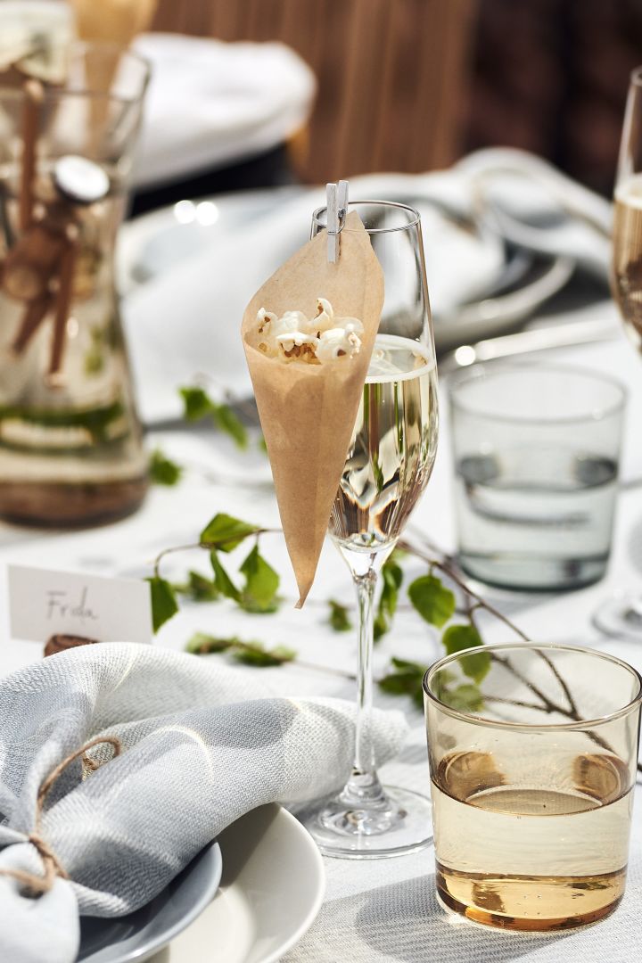Egengjorda popcornstrutar på Karlevi champagneglas från Scandi Living är tips på festliga DIYs och enkla pysseltips till studenten.