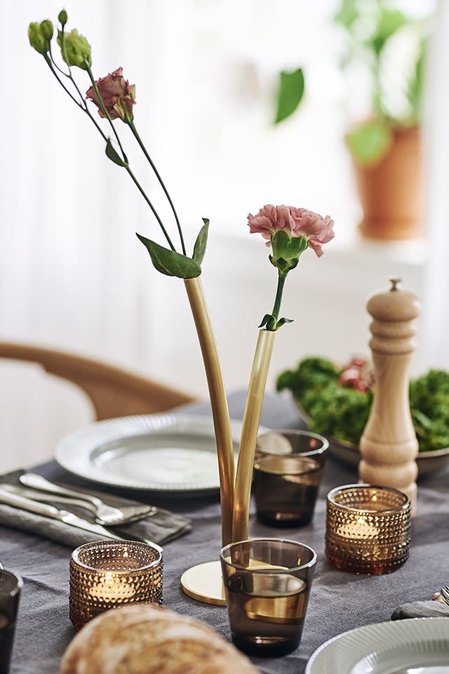 Skott vas från Klong passar perfekt vid en vardagsdukning då den endast kräver två blommor eller enkla kvistar.