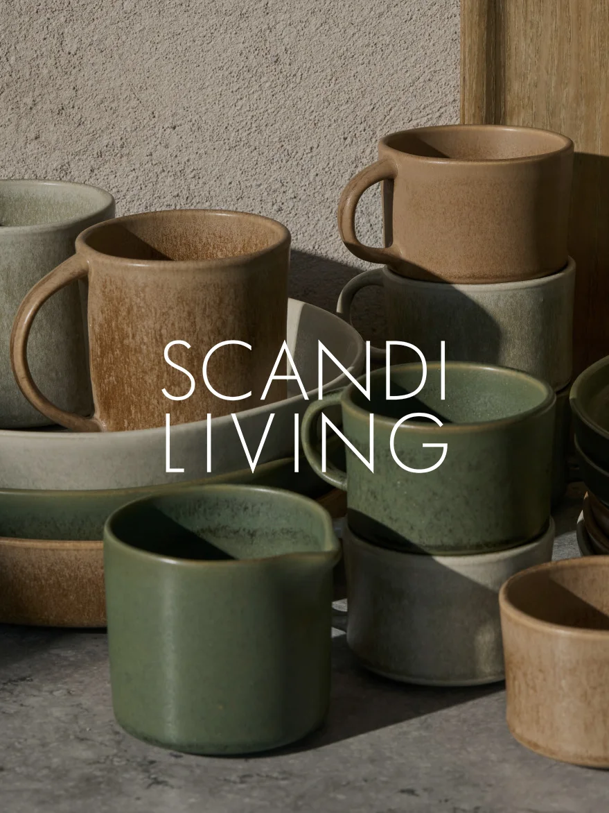 Samling jordfärgade keramikmuggar och fat, vissa staplade, med texten 'SCANDI LIVING'.