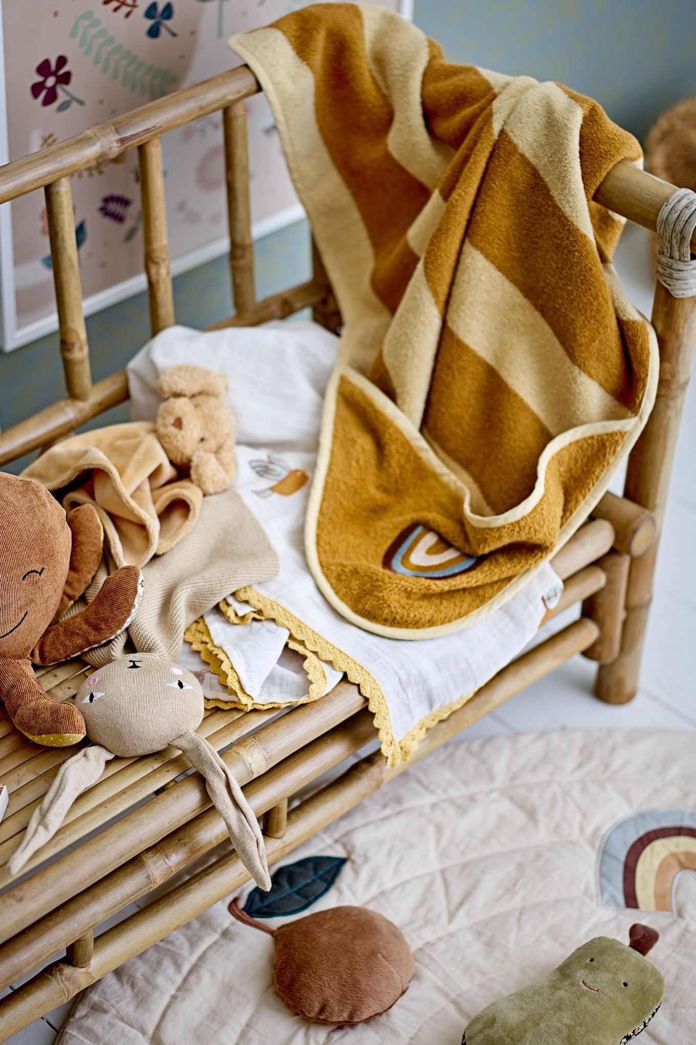 En badhandduk med huva skyddar inte bara kroppen utan även barnets huvud från kyla. Detta gör Agnes badhandduk med huva från Bloomingville till en omtänksam present till babyshower.