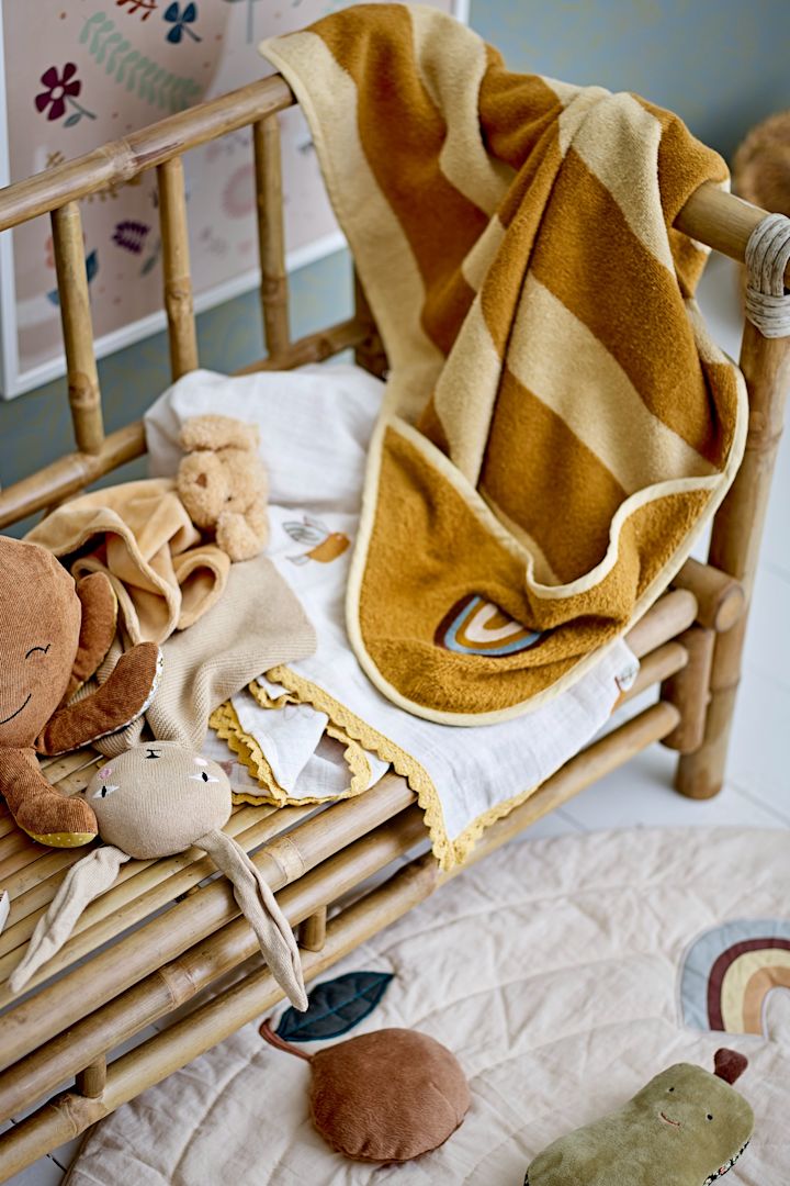 En badhandduk med huva skyddar inte bara kroppen utan även barnets huvud från kyla. Detta gör Agnes badhandduk med huva från Bloomingville till en omtänksam present till babyshower.