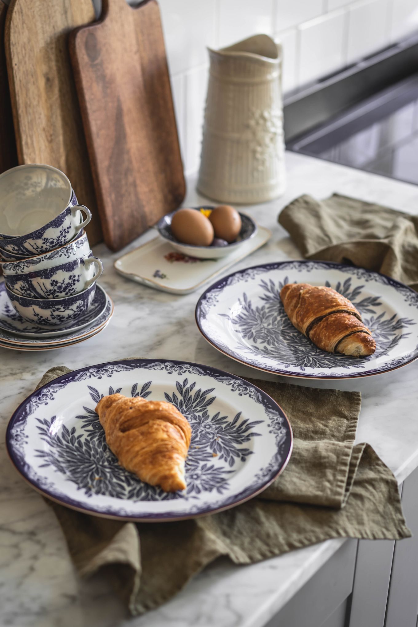 Hannes Mauritzsons kök med Ostindia-tallrikar och croissants på. 