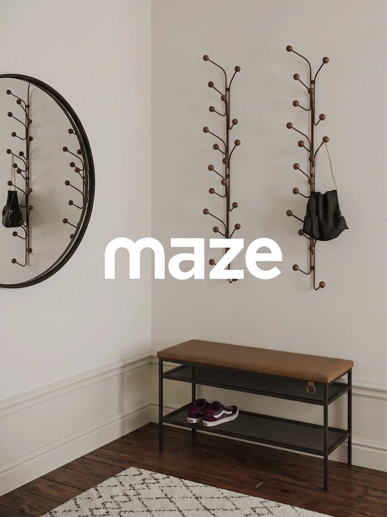 En hall med MAZE-logotyp. Den har två väggmonterade klädhängare, en rund spegel, en bänk med brun dyna och sneakers.
