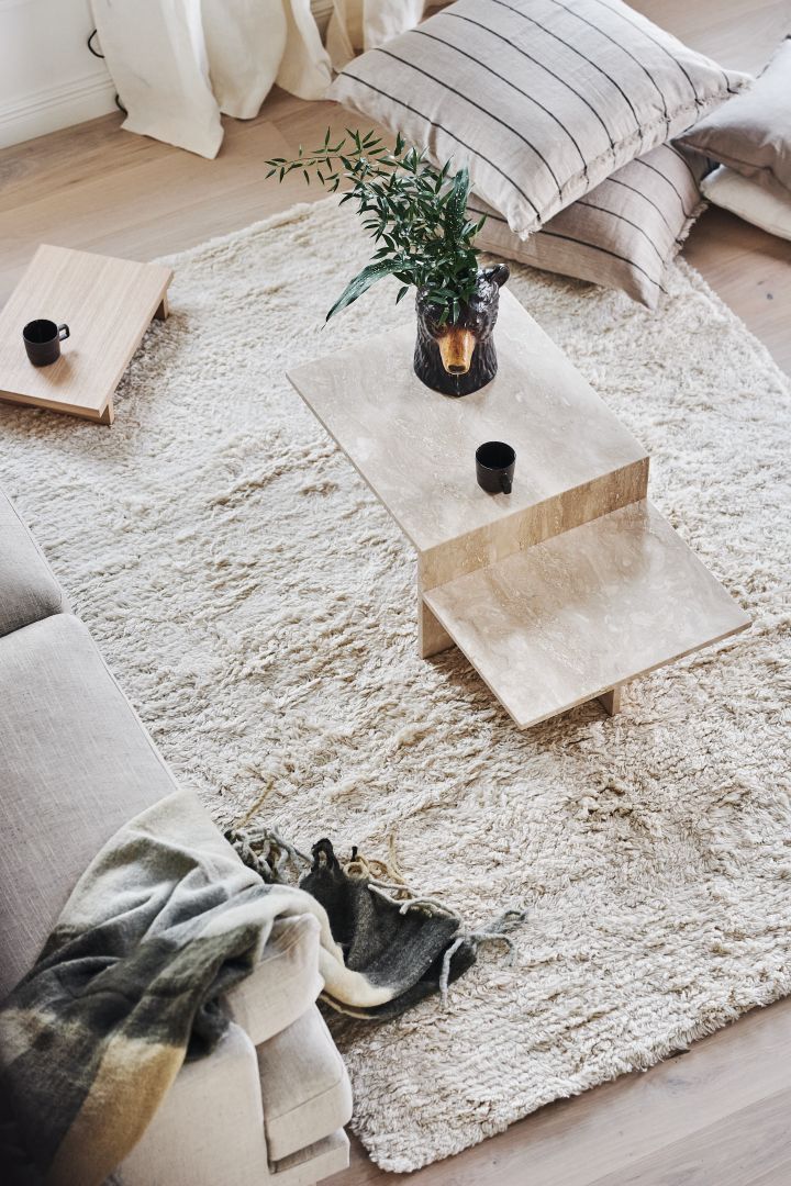 Inred med mattor – vardagsrum - här ser du Cozy ullmatta från Scandi Living i en härlig naturvit färg.