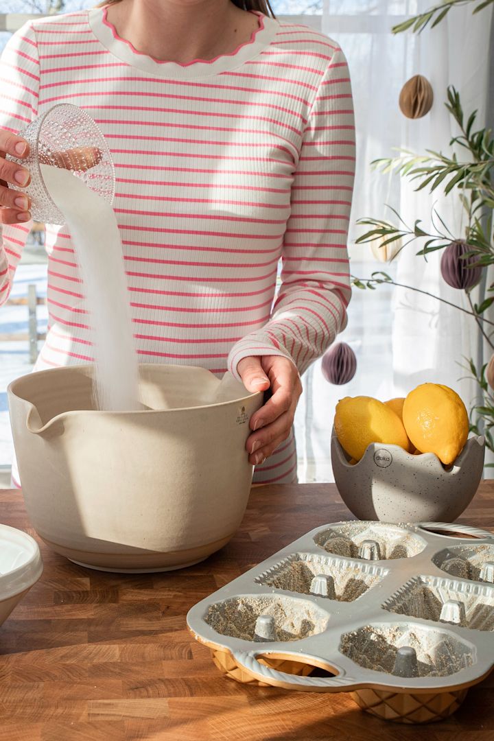 Baka mini-sockerkakor i en Geo bundtlette bakform från Nordic Ware med hjälp av Baka med Fridas enkla påskrecept. Blanda alla ingredienser i en stadig bunke.