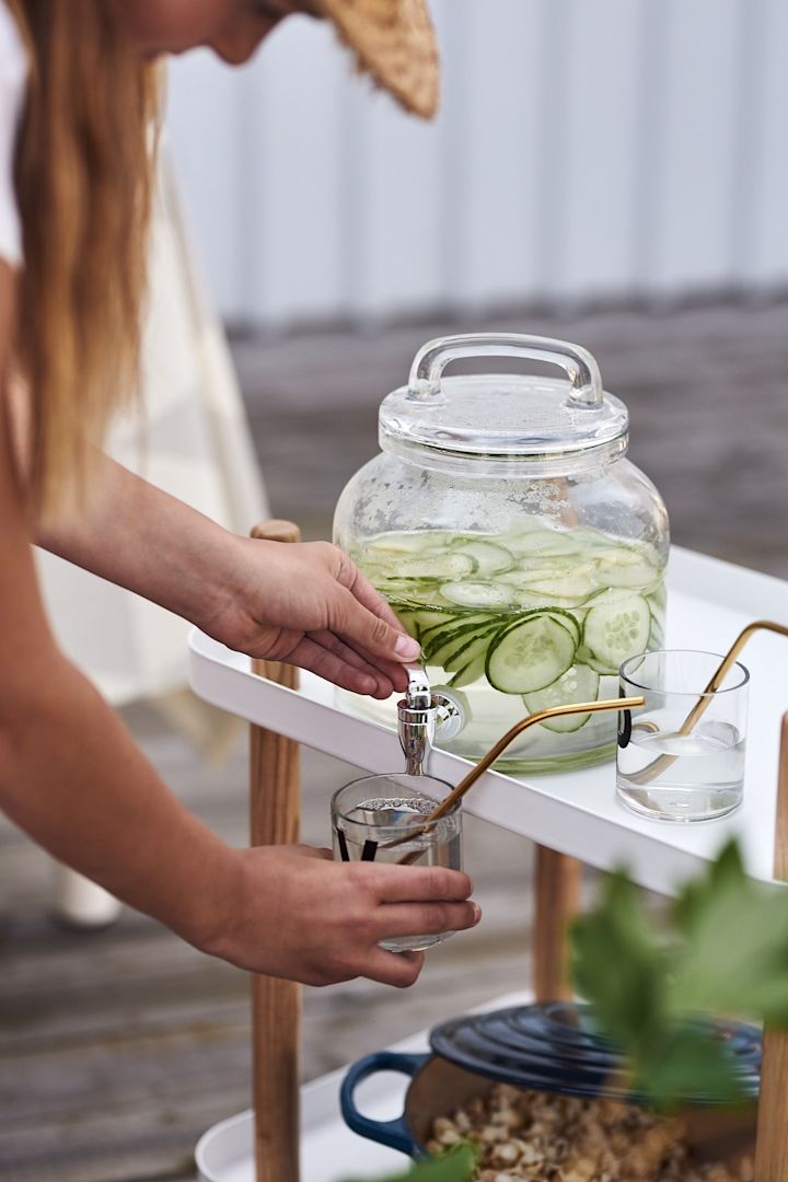 Liten glasbehållare från House Doctor och glas från Design Letters utgör ett litet drinkbord på sommarfesten. 