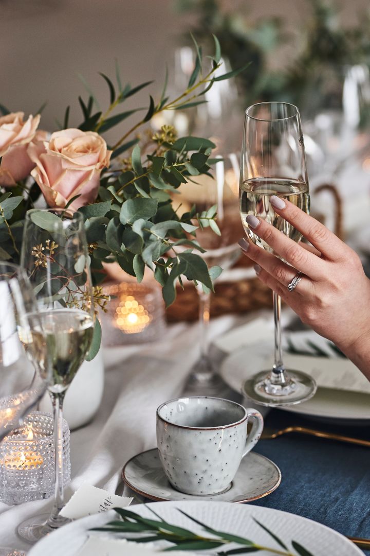 Bruden skålar med Cabernet champagneglas från Holmegaard som är en fin bröllopsgåva att ge bort. 