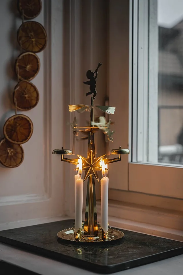 Julklassikern Änglaspel sprider stämning i fönstret hemma hos Hannes Mauritzson. 