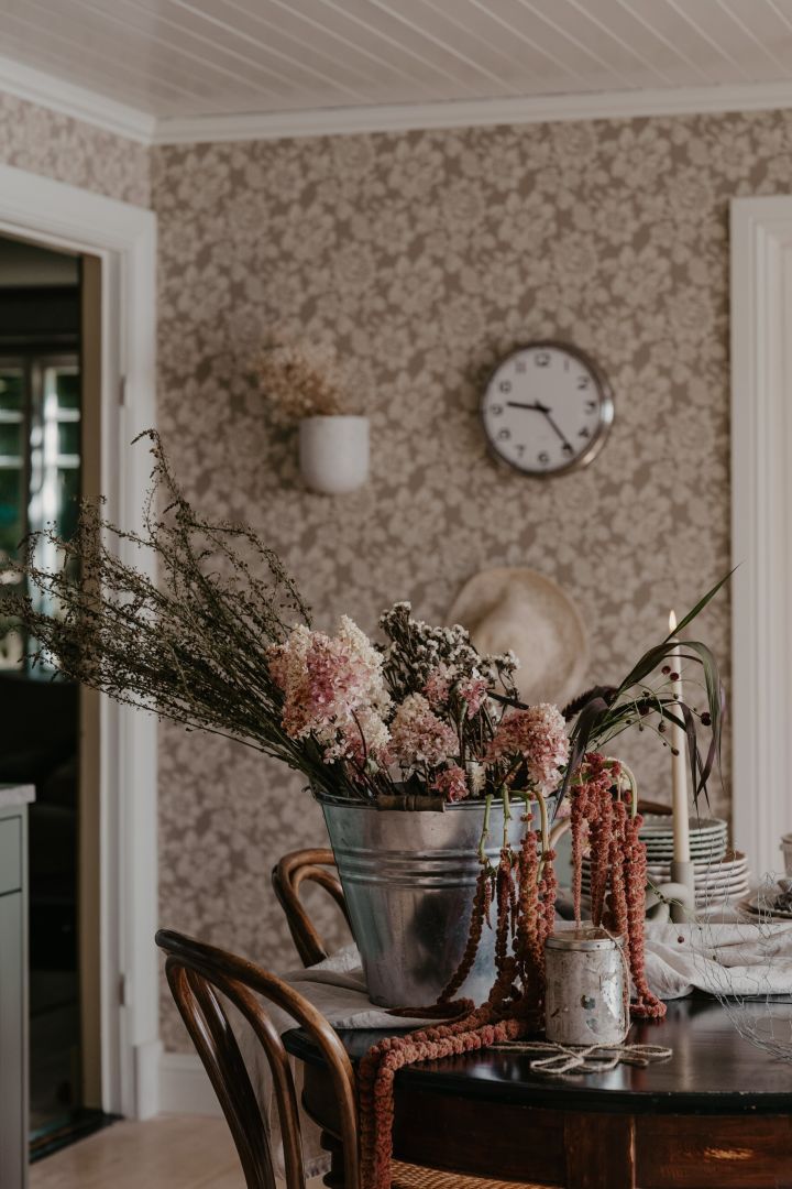 Torkade blommor som dekoration är ett tips från Johanna Berglund @snickargladjen för att göra hemmet mer ombonat och hemtrevligt.