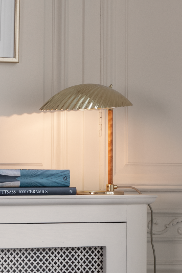 Lys upp din vardag med 5321 bordslampa i mässing som är ett belysningstips för hemmet från ikoniska GUBI.