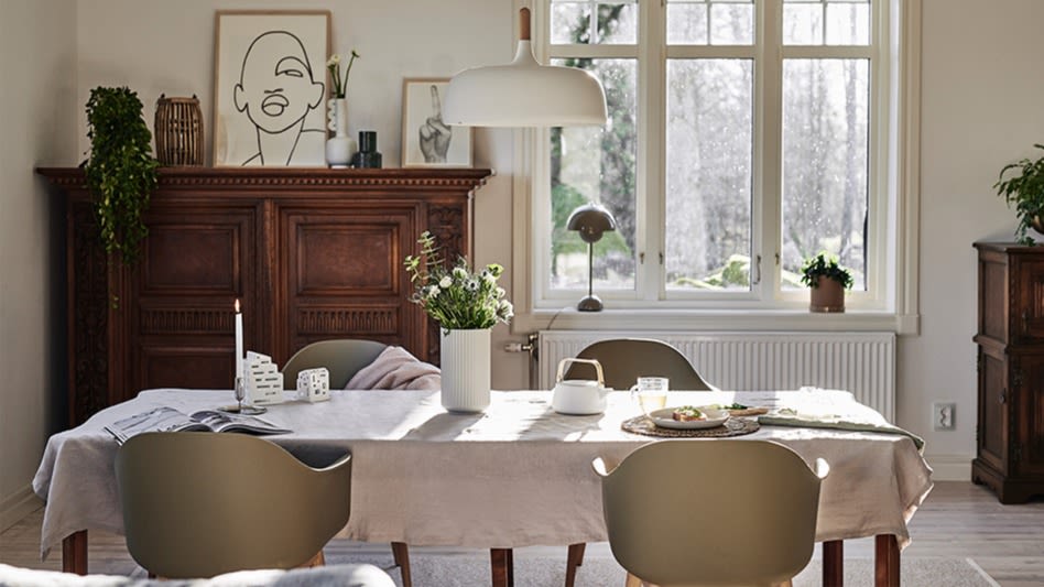 Matplats inspiration från denna matplats i skandinavisk stil med ljusa färger och Harbour stolar från Menu. 