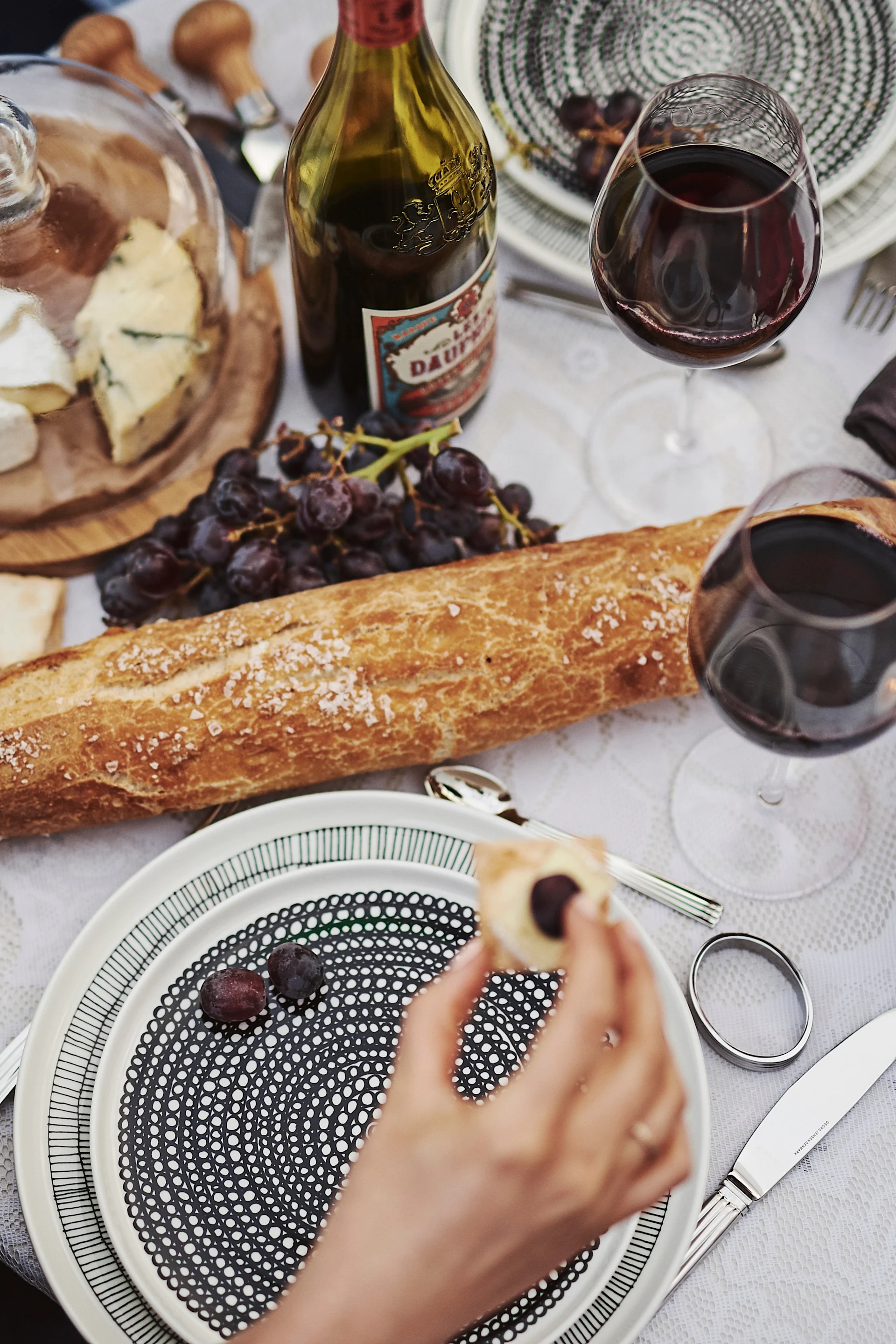 Siirtolapuutarha tallrikar, More vinglas & Bernadotte bestick skapar med maten en spartansk men vacker dukning för två!