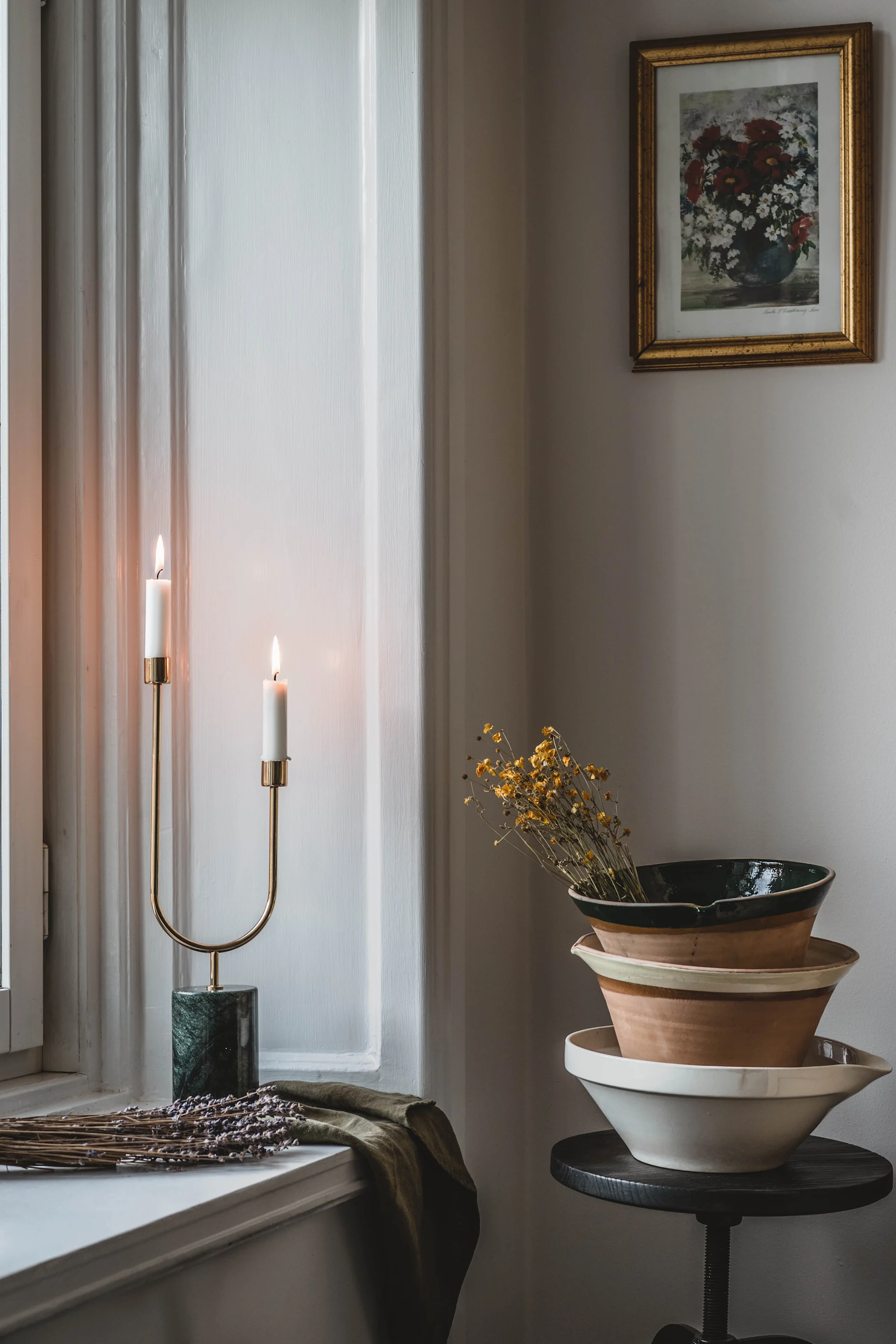 Att fulmatcha med elegant ljusstake och skålar i lera är ett av Hannes Mauritzsons främsta inredningstips. 