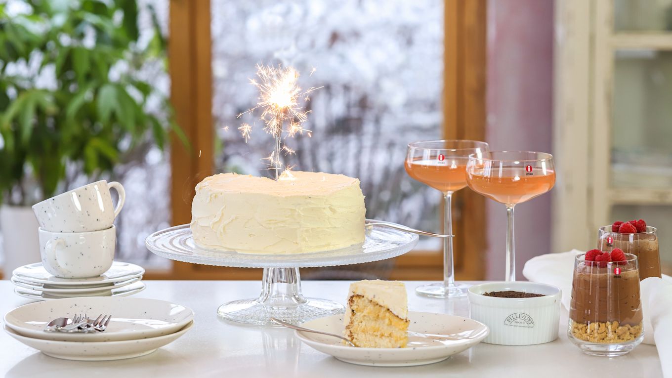 Baka med Frida - lär känna receptkreatören & ta del av hennes bästa bakningstips. Här ser du en bild på en nyårstårta, en chokladfondant och en chokladcheesecake med tillbehör från Pillivuyt, Scandi Living och Iittala.