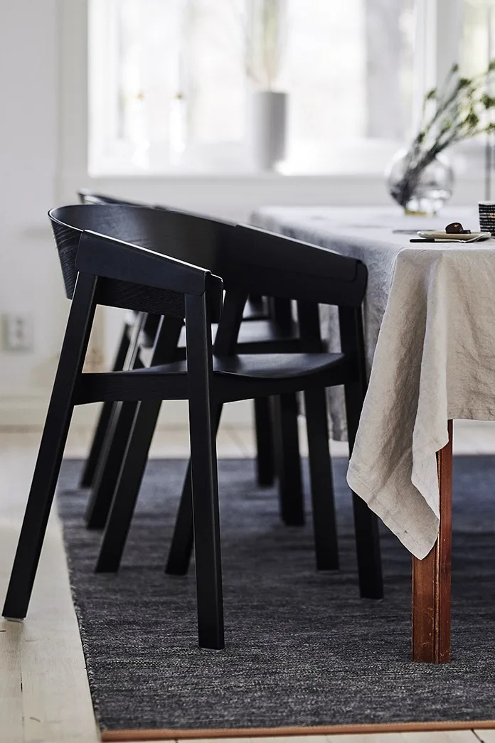 Inred din matplats med Cover stolen från Muuto för en urban stil.