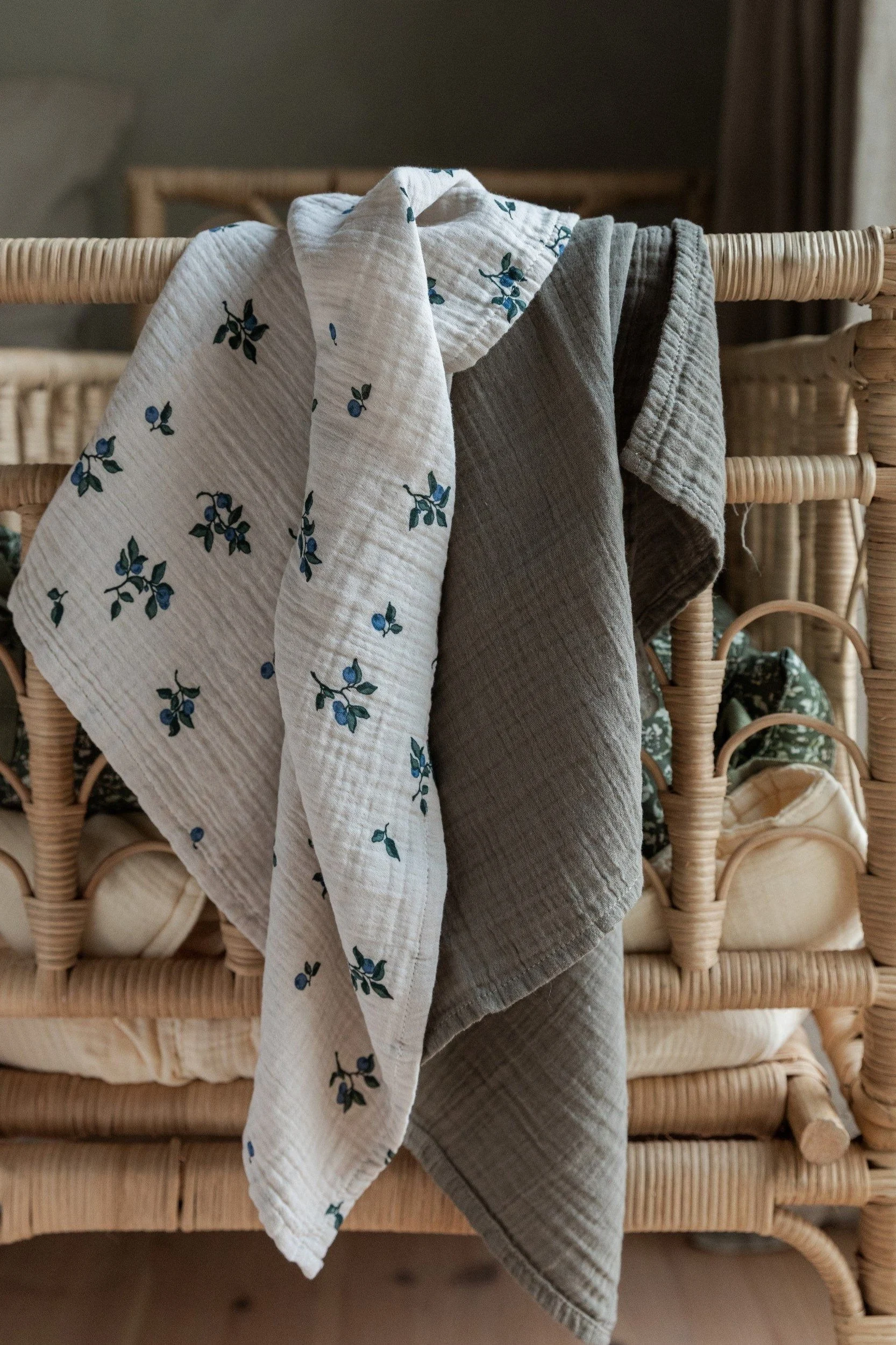 Blueberry Muslin-filtar från Garbo&Friends, som här hänger över en sänggavel, är mångsidiga filtar som kan användas till mycket vilket gör de perfekta att ge bort som present till babyshower.