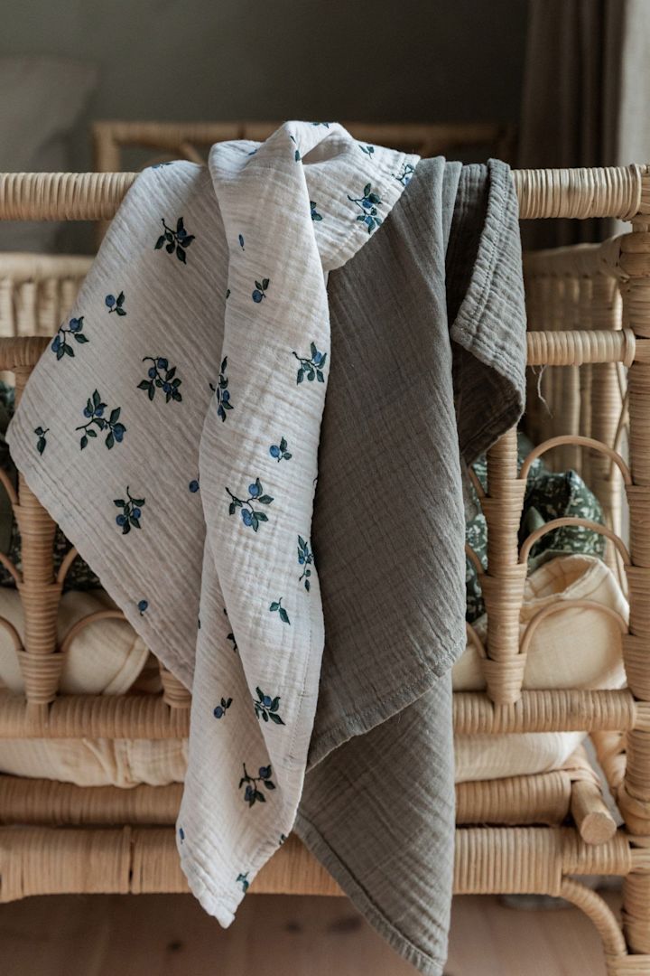 Blueberry Muslin-filtar från Garbo&Friends, som här hänger över en sänggavel, är mångsidiga filtar som kan användas till mycket vilket gör de perfekta att ge bort som present till babyshower.