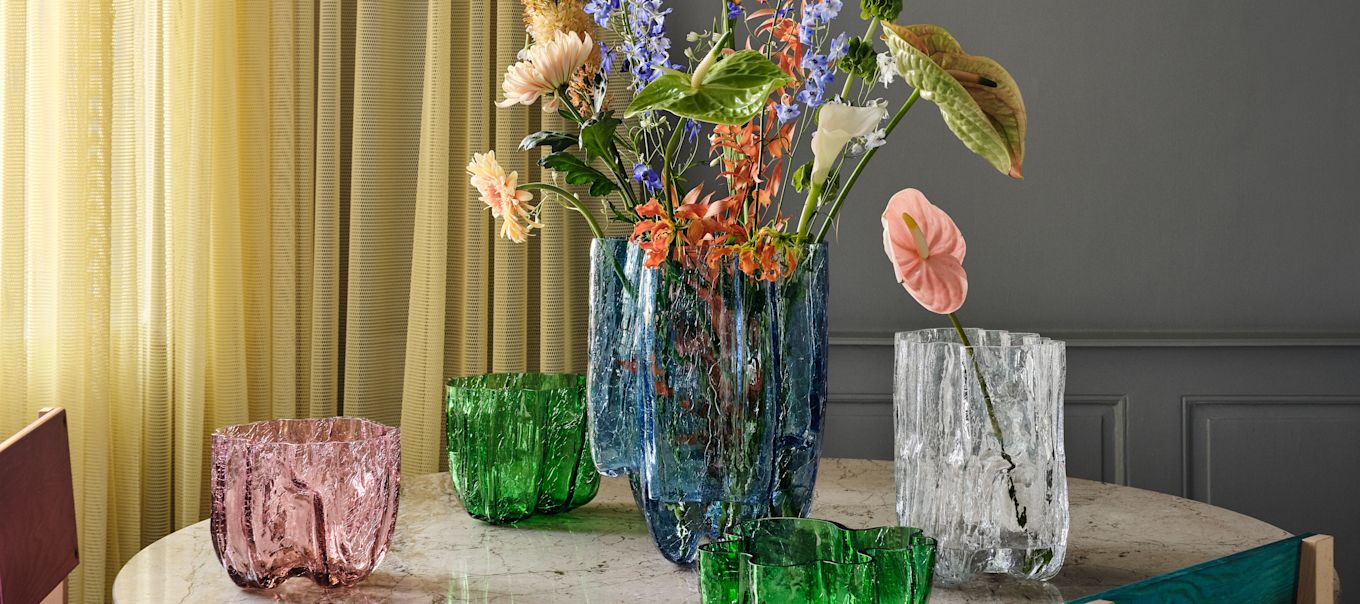 Vackra glasvaser från Kosta Boda ur serien Crackle - en serie färgade glasvaser med krackelerad yta - här i grönt, klarglas och blått. 
