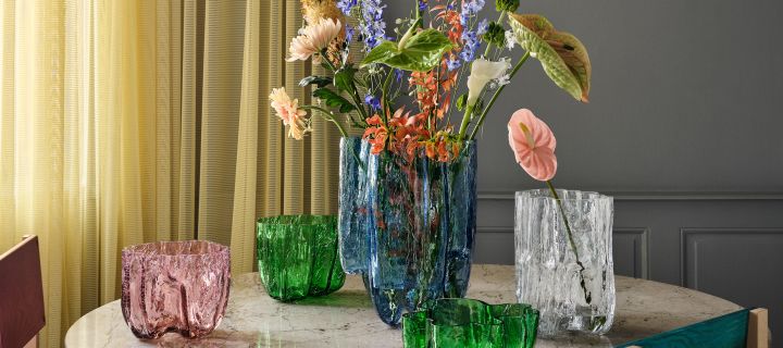 Vackra glasvaser från Kosta Boda ur serien Crackle - en serie färgade glasvaser med krackelerad yta - här i grönt, klarglas och blått. 