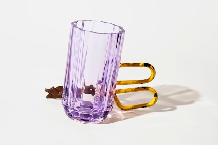 Lavendellila glasvas från Iittalas kollektion Play. 