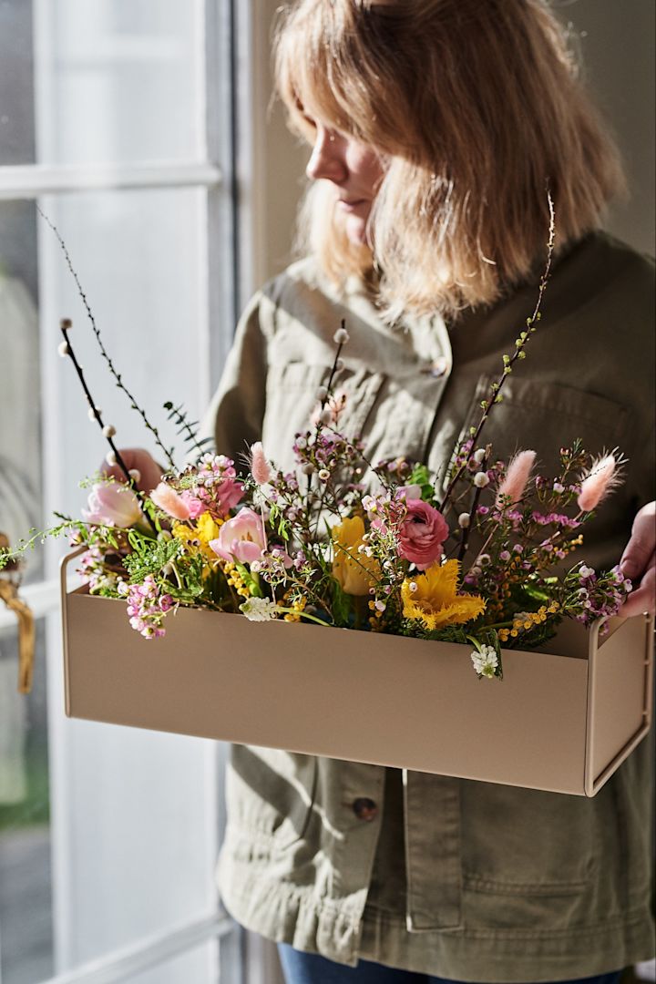 9 tips på stora krukor inomhus. Inred med Plant box small i färgen cashmere (beige) i pulverlackerad stål från Ferm Living.