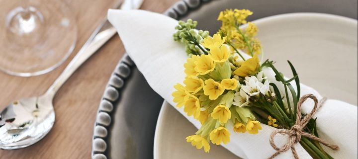 Dukningstips till midsommar - vit servett med blommor knutna runt