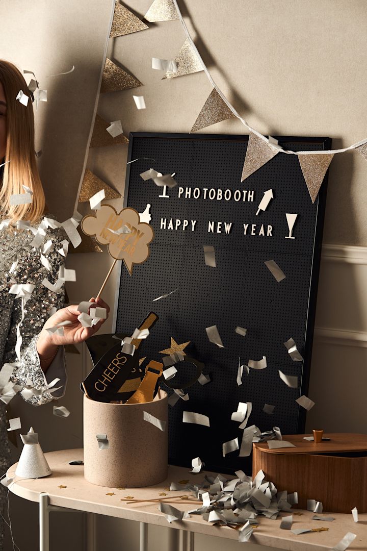 Gör en egen photo booth som en rolig nyårsaktivitet till årets nyårsdukning 2022 för att höja festkänslan ytterligare.