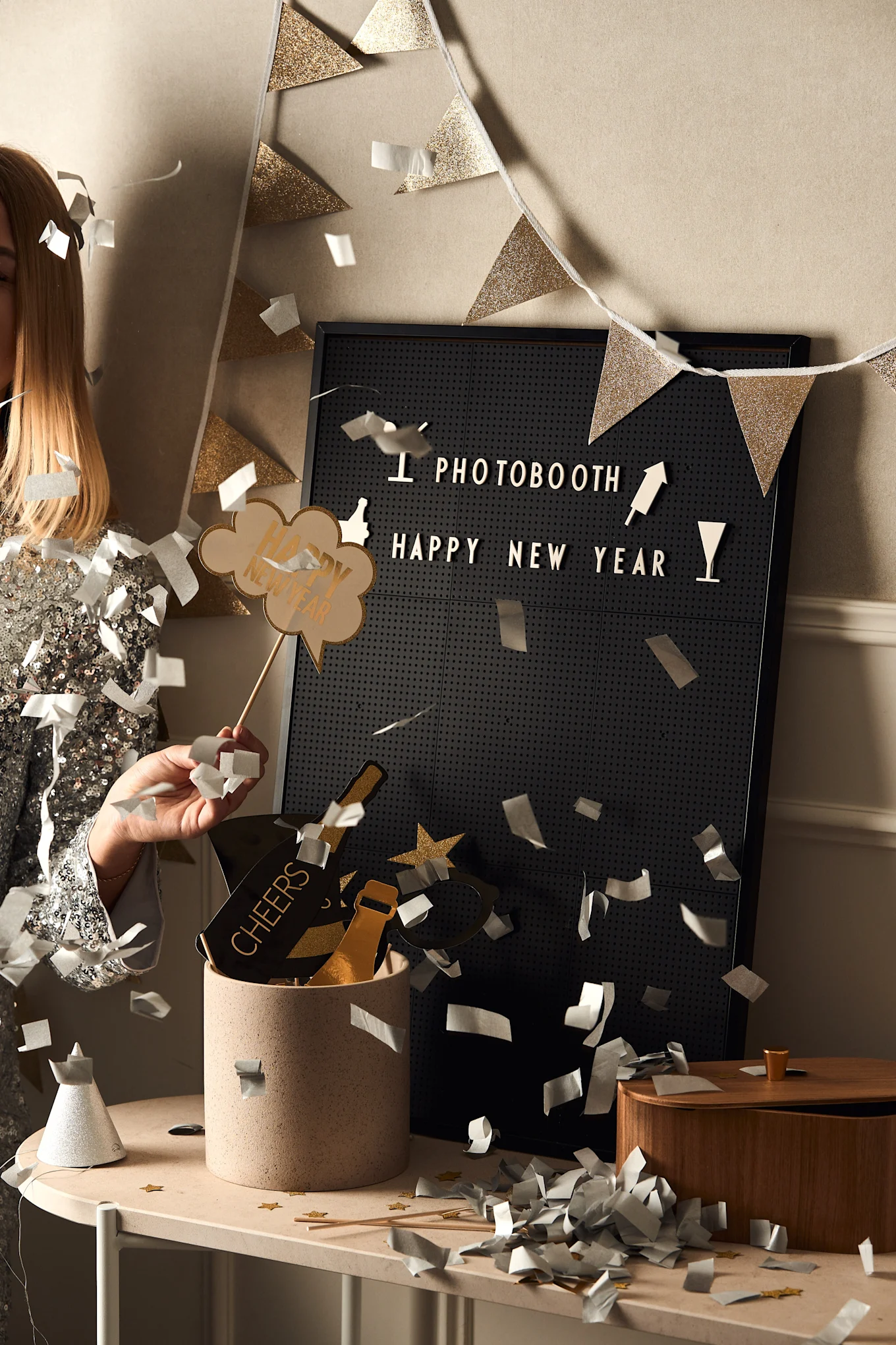 Gör ett eget photo booth som en rolig nyårsaktivitet till årets nyårsdukning 2024 för att höja festkänslan ytterligare.