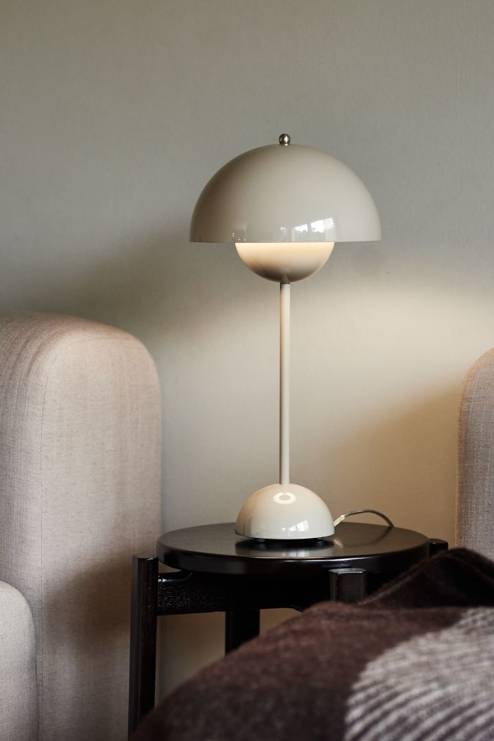 Säsongens trendiga svamplampa är Flowerpot VP3 bordslampa från &Tradition som blir en snygg inredningsdetalj i ditt hem på ditt sidobord eller på fönsterbrädan.